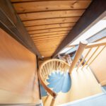 Rhön-Auszeit, moderne Ferienwohnungen für Naturliebhaber / Wendeltreppe zu Schlafzimmern