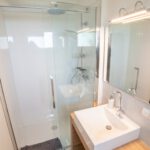 Rhön-Auszeit, moderne Ferienwohnungen für Naturliebhaber / Bad mit Dusche